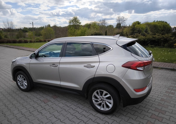 Hyundai Tucson cena 73200 przebieg: 75000, rok produkcji 2017 z Żabno małe 154